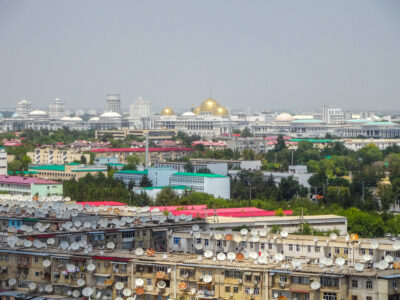 Za špinavý vůz hrozí tvrdé pokuty. Turkmenistán vyžaduje neustále čistá auta, která „musí ladit“ s městem