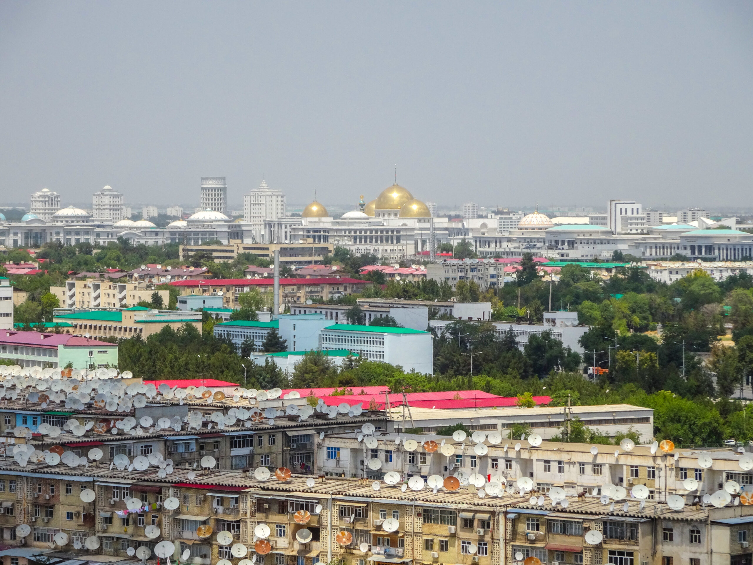 Za špinavý vůz hrozí tvrdé pokuty. Turkmenistán vyžaduje neustále čistá auta, která „musí ladit“ s městem