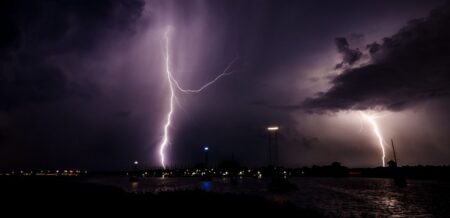 Už za pár hodin to vypukne! Bouřkový pás zasáhne 10 krajů, meteorologové varují před 30 mm srážek