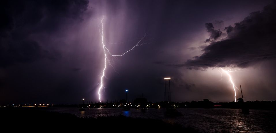 Už za pár hodin to vypukne! Bouřkový pás zasáhne 10 krajů, meteorologové varují před 30 mm srážek