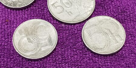 Vzácný padesátihaléř 1993: Jak poznat variantu s malým znakem, která vám vydělá tisíce