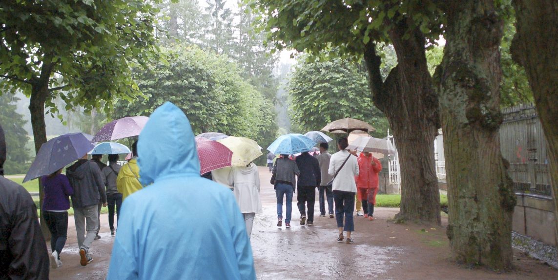 Užijte si poslední hodiny tepla, protože na Česko se řítí teplotní sešup. Během pár hodin nás doslova zmrazí