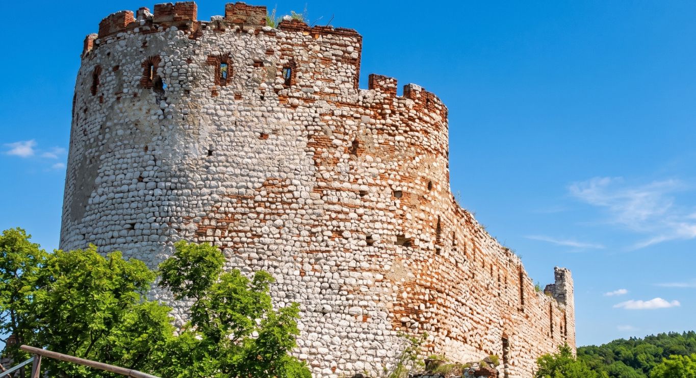 Pád z okna kvůli selfíčku: Slavné Dívčí hrady zažívají nejhorší nápor v historii