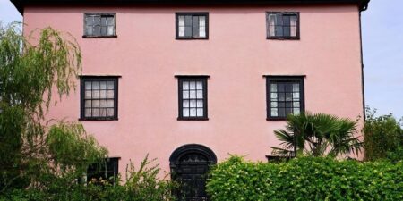 Zapomeňte na šedou a antracit. Tato barva je podle architektů tou nejkrásnější, přesto ji skoro nikdo nemá