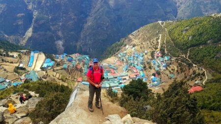 Čína zavřela hranice, na Everestu propuklo peklo: Horolezci budou v zóně smrti čekat hodiny