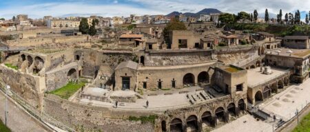 Zapomeňte na Pompeje! Tohle sousední město vás ohromí a nebudete se v něm mačkat v davu. Leccos je navíc zachováno lépe