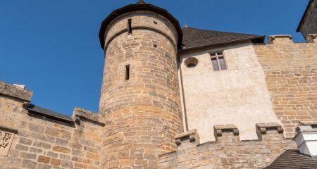 Gotický Fénix z Českého ráje: Hrad Kost ukrývá mučírnu i tajemství „couvajícího“ údolí