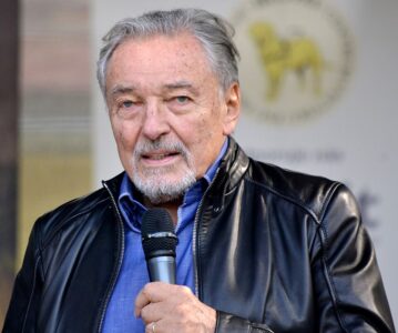 Karel Gott měl rivalitu, přátelství i příběhy za oponou, které fanoušci nikdy neviděli. Ověřte si, jestli znáte jeho život mimo jeviště