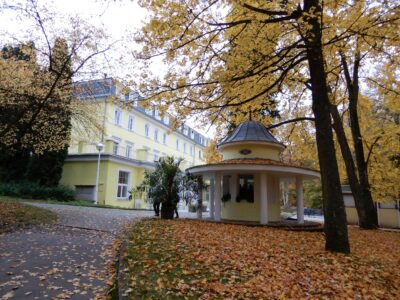 Zapomeňte na předražené Karlovy Vary. Konstantinovy Lázně nabízejí klid za hubičku a léčbu, kterou jinde nenajdete