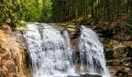 Zapomeňte na Alpy. Tento desetimetrový vodní drahokam máme přímo pod nosem v Krkonoších