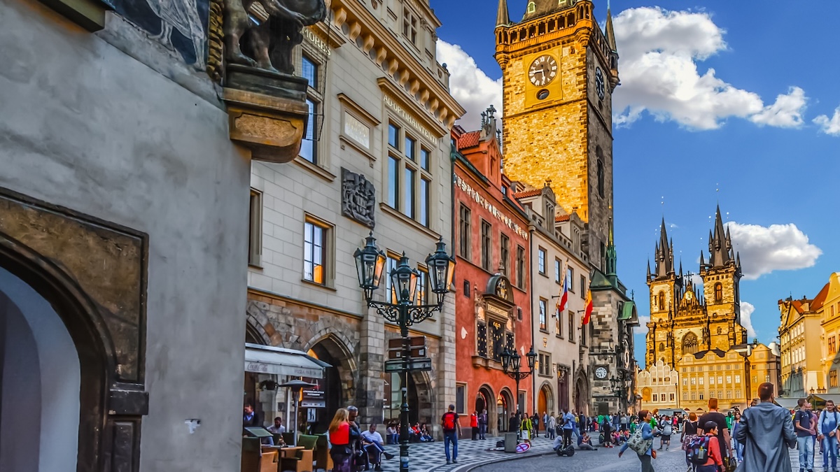 Zasekla se v ní turistka, teď ji chtějí úplně zavřít! Nejužší uličku v Praze drsně likvidují sousedské spory