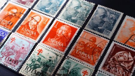 Hledejte nápis vzhůru nohama. Jediný špatně vytisknutý detail na běžné poštovní známce vám vydělá na luxusní vilu