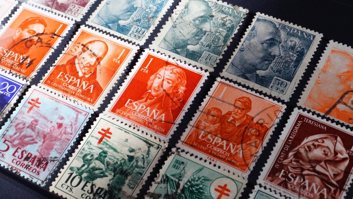 Hledejte nápis vzhůru nohama. Jediný špatně vytisknutý detail na běžné poštovní známce vám vydělá na luxusní vilu