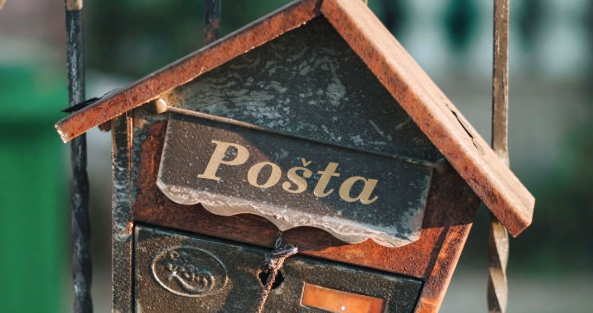 Důchodci v pasti: Podvodníci posílají dopisy, které vypadají jako úřední. Tisíce korun mizí v nenávratnu
