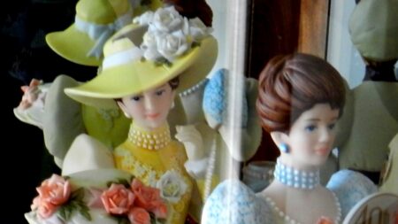 Otočte staré porcelánové panenky vzhůru nohama. Skrytý symbol z vás udělá „boháče“