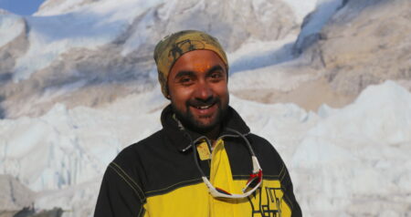 Pokořil zástupy turistů i samotnou smrt. Polský horolezec dokázal na Everestu věc, kterou svět ještě nezažil