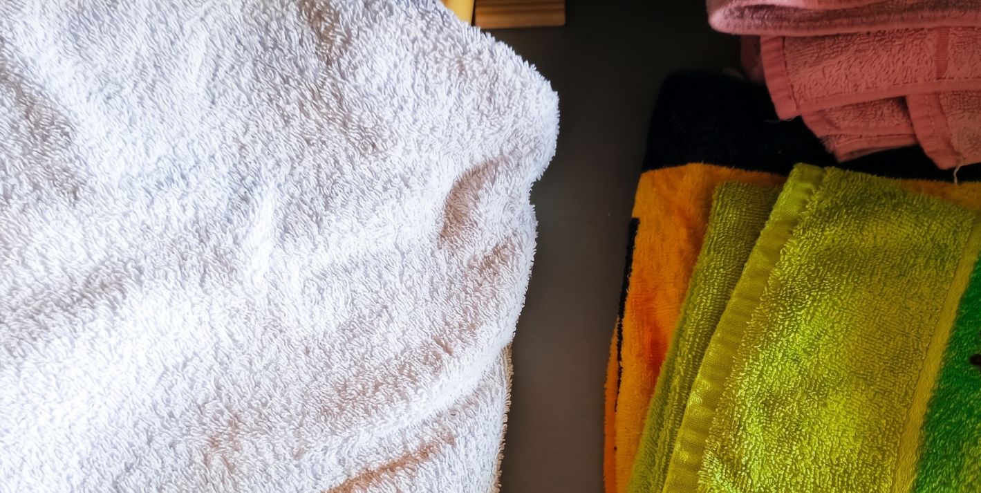 Chcete mít ručníky dokonale hebké a voňavé jako z pětihvězdičkového resortu? Udělejte při příštím praní tuhle změnu