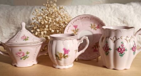 Růžový porcelán je v Česku velmi oblíbený, většina lidí ale sbírá brak. Zjistěte, jestli máte doma kousky za tisíce nebo bezcennou veteš