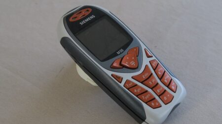 První hliníkový iPhone nebo ocelová Nokia 8800. Staré mobily ze šuplíku mají dnes cenu desítek tisíc