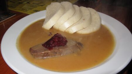 Jak na svíčkovou jako od babičky. Odhalte zapomenutý trik s mrkví a celerem, který vytvoří omáčku snů