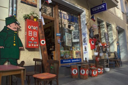 Život bez mobilu, internetu a supermarketů měl svá pravidla, která si dnešní generace neumí představit. Ověřte si, jestli víte, jak se žilo před rokem 1989