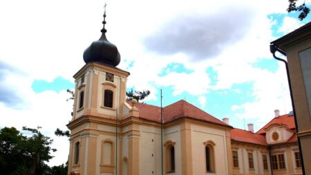 Navštívil ho Mark Twain i ruský car. Zámecký park kousek od Prahy ukrývá hned 12 tajuplných míst