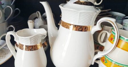 Zapomeňte na starý přežitek v kredenci. Tradiční porcelánový cibulák má mezi sběrateli hodnotu desetitisíců