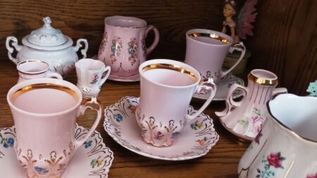 Obyčejný kýč, nebo cenný poklad po babičce? U růžového porcelánu rozhoduje značka na spodní straně
