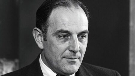 Slavnou Eiffelovu věž prodal do šrotu. Čech Victor Lustig patřil k nejdrzejším podvodníkům dějin