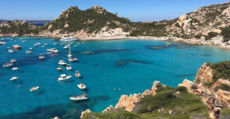 Sardinie alias evropské Tahiti je dostupná autem z Česka. Bazénovou barvu moře vysvětluje bílé vápencové dno a mělká laguna