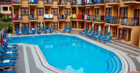 Po příjezdu na hotel se přepnou do režimu, kdy je vše dovoleno. Češi v cizině stále bojují s etiketou