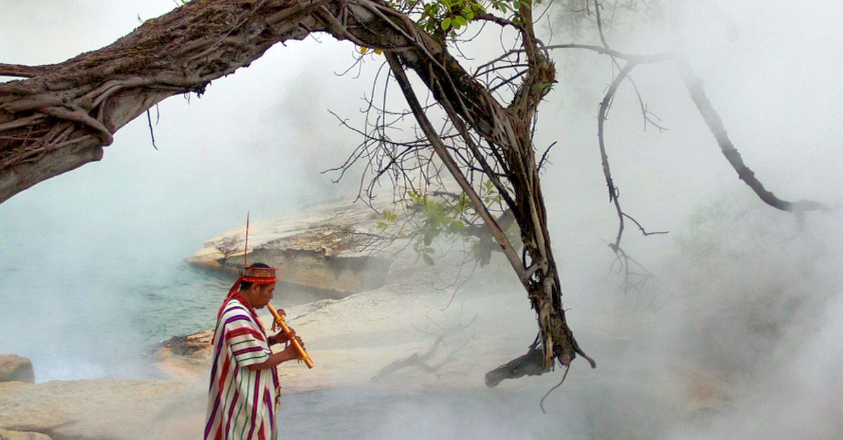 Peruánskou Vroucí řeku ohřívá geotermální voda proudící z hloubky po zlomech, sopka za to nemůže