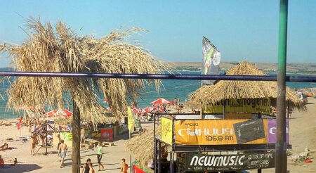 Skoro 5 000 korun za týden jen za stín a matraci! Čeští turisté nejsou nadšeni nad novými cenami u moře