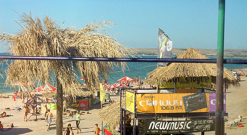 Skoro 5 000 korun za týden jen za stín a matraci! Čeští turisté nejsou nadšeni nad novými cenami u moře