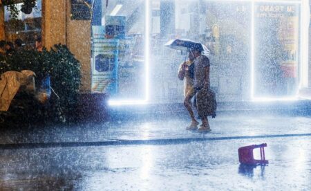 Polední zlom v Česku: Obloha se zatáhne a meteorologové očekávají lokální smrště