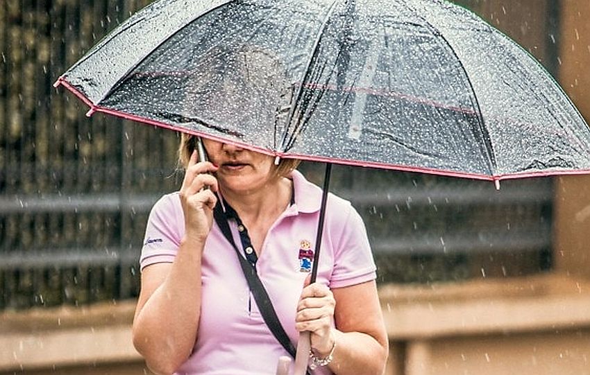 Česko pod vodou? Žene se sem masivní monzunová stěna, která v příštích hodinách zatopí Moravu