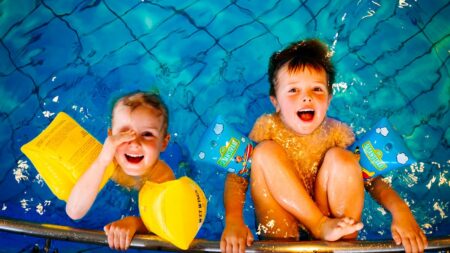 Pálí vás v bazénu oči? Chlór za to nemůže, pravým důvodem je lidská nevychovanost