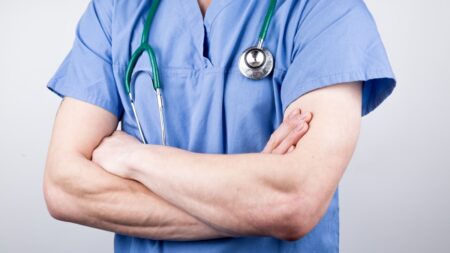 Testování nové metody odhalení rakoviny z krve. Velká britská studie detekuje desítky typů nádorů v předstihu