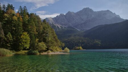 Pod Zugspitze leží jezero s vodou jako v Karibiku. Barvu určuje jemný vápenec, který ledovec mlel tisíce let