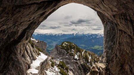 Největší ledový systém planety Eisriesenwelt skrývá 42 kilometrů chodeb. V jeskyni v Rakousku mrzne i v létě