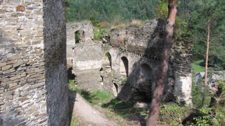 Frejštejn nad Dyjí vypadá jako město Inků. Za tvarem zdí stojí typ horniny, který eroduje jinak než běžný kámen