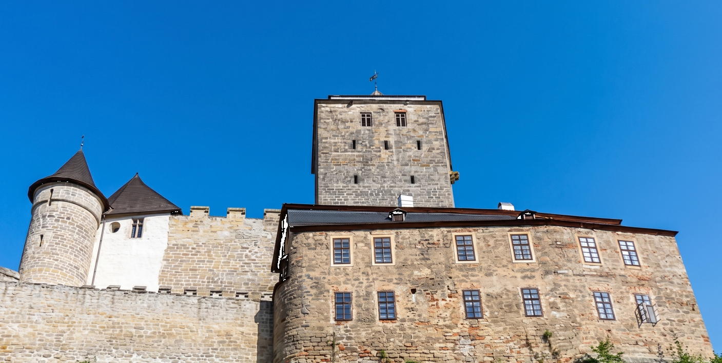 Pohřbili ho, aby postavili slavný hrad. Archeologové pod Kostí odhalili masivní systém, o kterém neměl nikdo tušení
