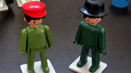 Plastové figurky Igráček z osmdesátek stojí na bazarech tisíce. Cenu určuje typ materiálu a jeho chemické stárnutí