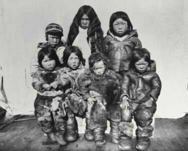 Krutý paradox bílých plání: Proč jsou dnes celé generace Inuitů masivně postiženy hluchotou