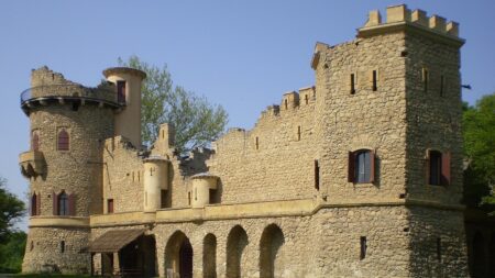 Romantická zřícenina bez střechy láká na krásný výhled. Z ochozů lednického Janohradu uvidíte ramena řeky