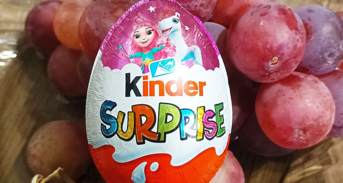Výrobci jsou v pozoru a chtějí okamžitou změnu! Lidé odhalili tajný trik, jak vybrat ty nejlepší hračky z Kinder vajíček