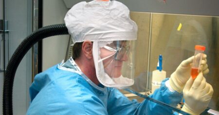 Nová studie ukázala, jak může UV světlo pomoci rozložit tzv. věčné chemikálie