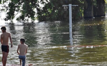 Zapomeňte na špinavé rybníky a drahé aquaparky: V Jeseníkách se skrývá zatopený ráj s křišťálovou vodou, kde není ani jeden stánek