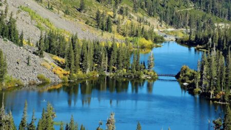Resort Mammoth Lakes láká na prázdné sjezdovky. Geologie vysvětluje, proč tu nikdo nechce bydlet