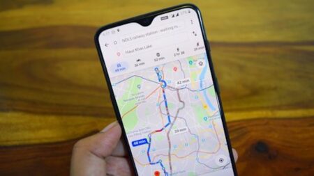Dlouhý stisk v Google Mapách odešle polohu s přesností na metr. Telefon ji počítá z doby letu signálu ke 4 satelitům